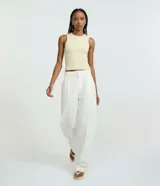 Musculosa cropped Blue Steel de cuello redondo, confeccionada en tejido acanalado de viscosa y elastano, de diseño básico y ajuste al cuerpo.
