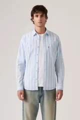 Camisa de manga larga Levi's con diseño de rayas verticales en tonos celeste y blanco. Cuenta con cuello camisero, cierre frontal de botones, un bolsillo aplicado en el pecho con etiqueta roja distintiva de la marca y dobladillo redondeado.