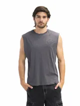 Musculosa de corte oversized color gris, confeccionada en algodón. Presenta un diseño sin mangas con sisa amplia y un estampado circular en el pecho con el texto 'Good Vibes' y un gesto de mano.