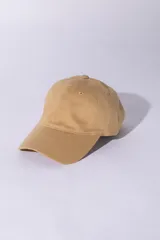 Gorra de gabardina color tostado, con visera curva y diseño clásico de seis paneles con ojales de ventilación bordados.