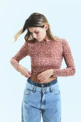 Pantalón de jean celeste con lavado ice, corte oversize y tiro medio alto.