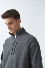 Buzo polar de algodón azul marino con cuello elevado, logo estampado, bolsillo frontal con cierre y medio cierre frontal.