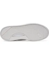 Championes Under Armour modelo W Flex, de diseño urbano en color blanco total. Presentan un empeine de cuero con revestimientos, panel de talón acanalado y suela de goma resistente.