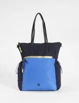 Mochila tipo shopper de diseño híbrido, confeccionada en poliéster en combinación de colores negro y azul. Cuenta con asas superiores, cierre frontal con cremallera en tono contrastante y bolsillos laterales.