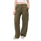 Pantalón cargo Rusty modelo Serneo, color verde militar, de corte holgado, tiro medio y bolsillos laterales en las piernas.