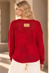 Buzo de tejido de punto calado color celeste, con diseño de flores, escote redondo y mangas largas.