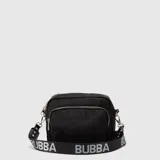 Cartera tipo bandolera de diseño compacto y acolchado, color fucsia. Cuenta con tres compartimentos exteriores con cierre, correa ajustable de tela negra con logo de la marca y herrajes metálicos.