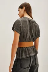 Remera de algodón y modal con efecto lavado, cuello en V con detalle de frunces y mangas cortas.