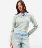 Blusa de tricot estilo retro con diseño a rayas en jacquard, manga larga, cuello polo con botones y bolsillo aplicado en el pecho.