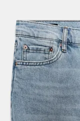 Jeans de tiro medio con corte flare y largo cropped. Presentan diseño de cinco bolsillos, cierre frontal con cremallera y botón, raya planchada en el delantero y bajo desflecado con acabado evasé.