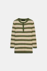 Jersey de punto fino con diseño de rayas horizontales en tonos verdes, beige y mostaza. Presenta cuello redondo, cierre frontal con botones y mangas tres cuartos.