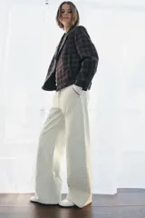 Chaqueta corta de Zara Woman Collection, confeccionada en mezcla de algodón con estampado de cuadros. Presenta cuello solapa de muescas, cierre frontal cruzado con botones, mangas largas con trabillas y bolsillos delanteros.