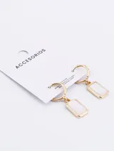 Par de aros dorados con cierre de gancho y dije rectangular colgante.