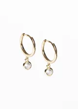 Par de aros tipo argolla de plata 925 bañada en oro de 18k, con dije colgante de cristal blanco.