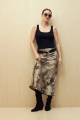 Top negro sin mangas de tejido acanalado con escote redondo y calce al cuerpo.