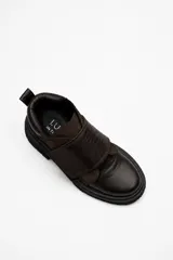 Borcegos de cuero vacuno color marrón oscuro, con diseño de caña baja, suela chunky y solapa frontal con cierre de velcro y textura símil reptil.