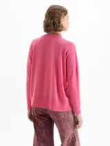 Sweater rojo de largo hasta la cadera, con mangas largas y tejido en mezcla de lana merino y algodón. De silueta holgada y cuello redondo.