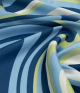 Pañuelo cuadrado de satén con estampado de rayas onduladas en tonos azul, celeste, blanco y verde lima.