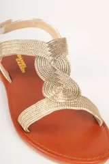 Sandalias plateadas con tiras finas entrecruzadas y cierre con hebilla en el tobillo.