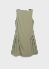 Vestido corto de diseño recto y sin mangas, con cuello barco y detalle de pliegues laterales en la falda. Cuenta con cierre de cremallera en la parte posterior y forro interior.