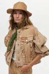 Campera de denim color camel, con diseño boxy, mangas abullonadas y volados frontales decorativos.