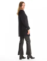 Tapado de lana negro con doble abotonadura frontal, cuello redondo y bolsillos laterales de parche. Presenta una silueta de corte tres cuartos y forro interno a tono.