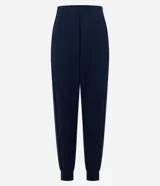 Pantalón deportivo tipo jogger color bordó, confeccionado en tejido de modal con poliéster y elastano. Presenta cintura fija, recortes estratégicos en el diseño y terminación ajustada en la botamanga.