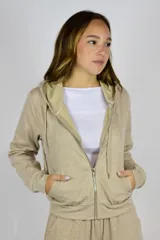Campera beige con capucha, cierre frontal de metal y bolsillos tipo canguro.