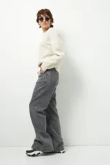 Pantalón de jean negro de corte ancho y tiro alto, con cordón ajustable en la cintura.