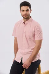 Camisa de manga corta de algodón en color celeste con microdiseño geométrico a cuadros, cuello camisero y bolsillo frontal con logo bordado.