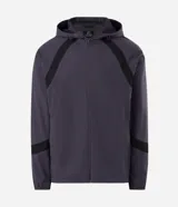 Campera deportiva Get Over de poliéster tecnológico, de color gris oscuro con bandas negras decorativas en los hombros y mangas. Cuenta con capucha ajustable, cierre frontal con cremallera, y puños y cintura elastizados.