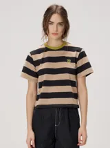 Remera de manga corta con diseño a rayas horizontales en tonos negro, marrón y beige, cuello redondo en color verde y bordado pequeño en el pecho.