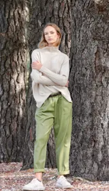 Pantalón babucha color marrón de cuerina con bolsillos laterales y cintura elastizada con cinturón de cordón ajustable.