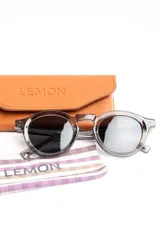 Lentes de sol polarizados con armazón redondo de carey y cristales marrones.