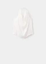 Blusa de cuello halter con diseño drapeado en el frente, confeccionada en tejido satinado de viscosa. Presenta un corte recto sin mangas y espalda abierta, ideal para eventos formales.