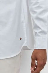 Camisa de manga larga en color celeste con estampado de rayas verticales finas, cuello abotonado y cierre frontal con botones.