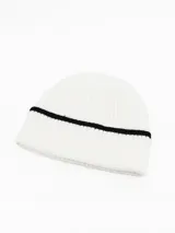 Gorro tipo beanie de punto acanalado en color blanco, con una franja horizontal negra en el borde inferior.