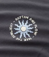 Remera de algodón con efecto desteñido, cuello redondo y manga corta. Presenta un estampado gráfico en la espalda con un sol estilizado y lettering decorativo.