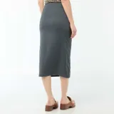 Falda midi de punto texturizado color gris, de tiro alto con detalle de fruncido lateral en la cintura y tajo pronunciado en el frente.