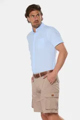 Bermuda cargo azul marino confeccionada en 98% algodón y 2% spandex, con bolsillos laterales.