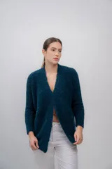 Cárdigan abierto color marrón de punto bouclé, confeccionado en 100% baby alpaca.