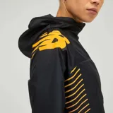 Campera deportiva negra con capucha, cierre frontal y bolsillos laterales. Detalles reflectantes en mangas y logo de New Balance en el pecho.