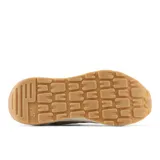 Championes urbanos New Balance modelo 5740, color beige con detalles en blanco, gris y azul, confeccionados en gamuza y malla, con logo "N" característico en los laterales y entresuela ENCAP.