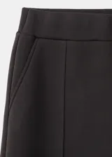 Pantalón de tiro medio con cintura elástica y diseño recto, con dos bolsillos laterales y detalle de costuras.
