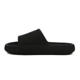 Chanclas Diadora Splash II de color negro, con diseño deslizante, suela chunky y textura en la tira con el logo de la marca.