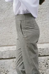Pantalón tobillero de tiro alto con estampado de cuadro vichy, costuras marcadas en delantero y espalda, bolsillos delanteros de vivo y cierre frontal con cremallera, botón interior y gancho metálico.