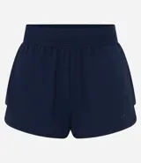 Short deportivo modelo runner color bordó, con cintura elástica ancha y bajo redondeado. Presenta un diseño holgado ideal para actividades físicas.