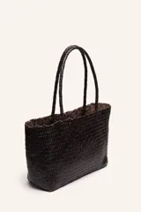 Cartera tote de cuero vacuno trenzado a mano, color bordó, de diseño espacioso con asas firmes.