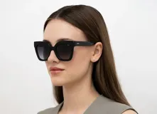 Lentes de sol INVU modelo IB22426A, con montura negra y cristales polarizados con degradé de negro a gris.