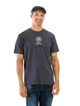 Remera de manga corta y cuello redondo, color gris oscuro o carbón, con un estampado circular blanco en el pecho que contiene texto y un logo.